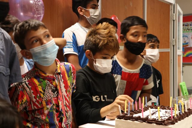 روایتی از جشن تولد فرزندان کارگران بی شناسنامه