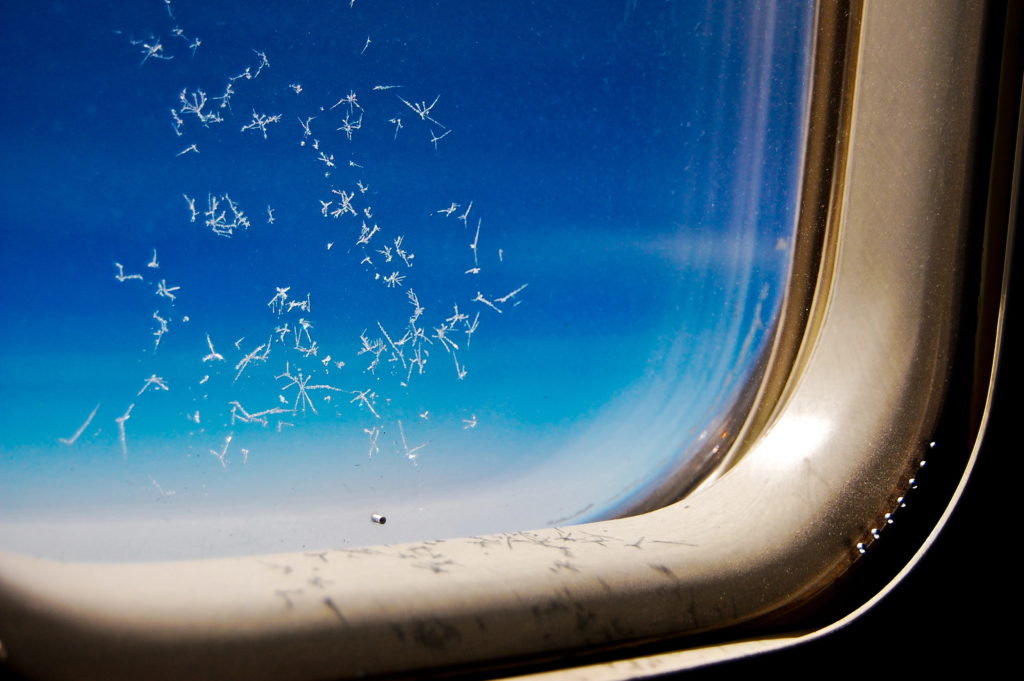 دلیلی جالب برای سوراخ کوچک شیشه پنجره هواپیما 