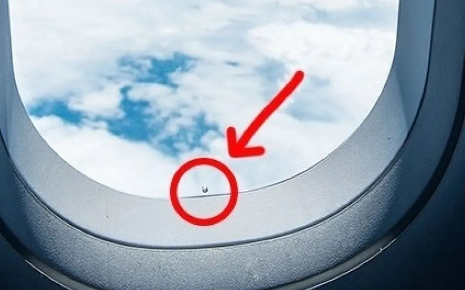 دلیلی جالب برای سوراخ کوچک شیشه پنجره هواپیما 