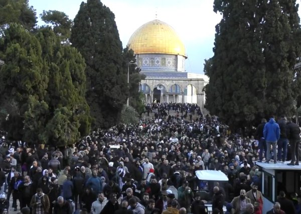 هزاران فلسطینی نماز عید فطر را در مسجد الاقصی اقامه کردند