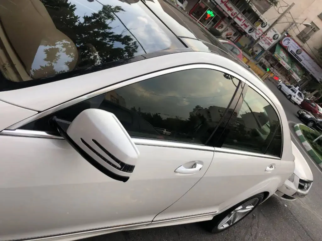 نصب برچسب شیشه دودی اتومبیل