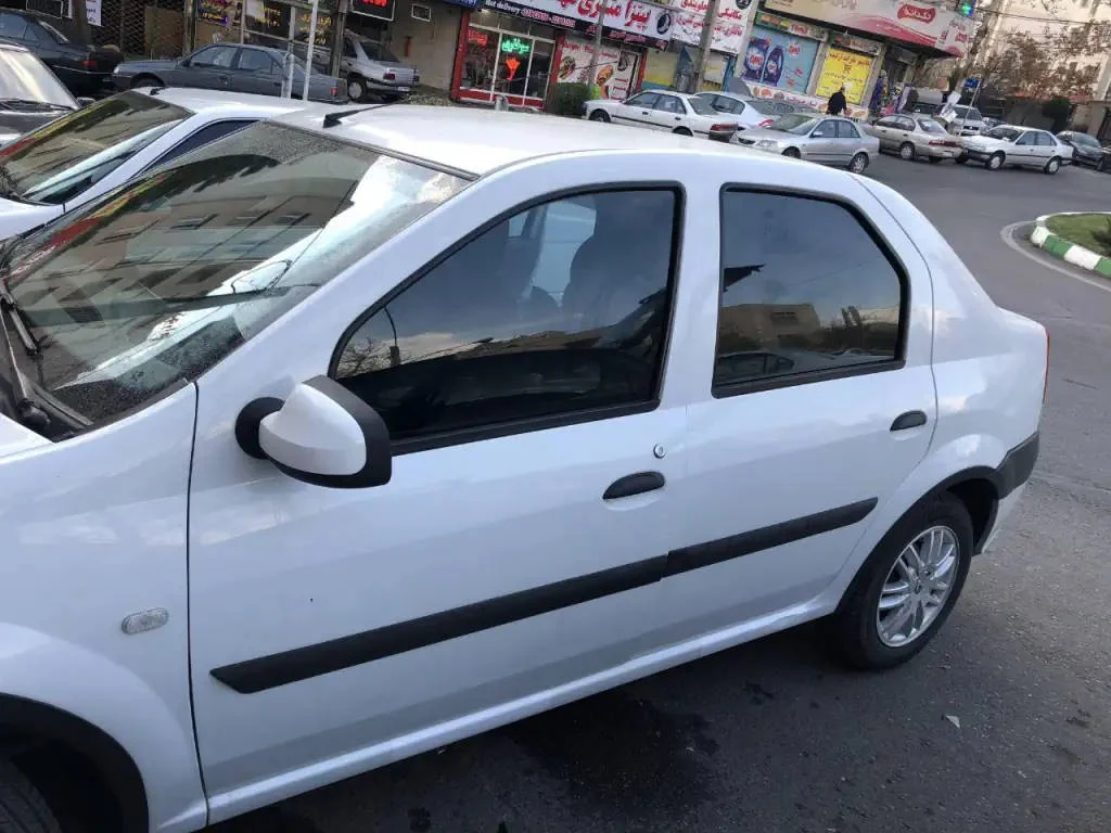 نصب برچسب شیشه دودی اتومبیل